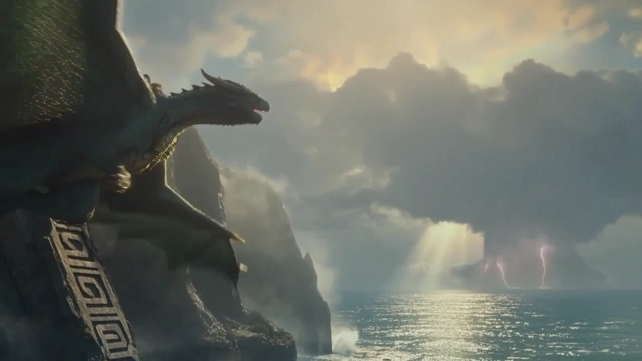 Drache blickt unter Gewitterwolken auf das Meer